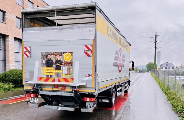 Camion Transport AG: Label "Friendly Work Space", Camion Transport bringt das Qualitätssiegel auf die Strasse