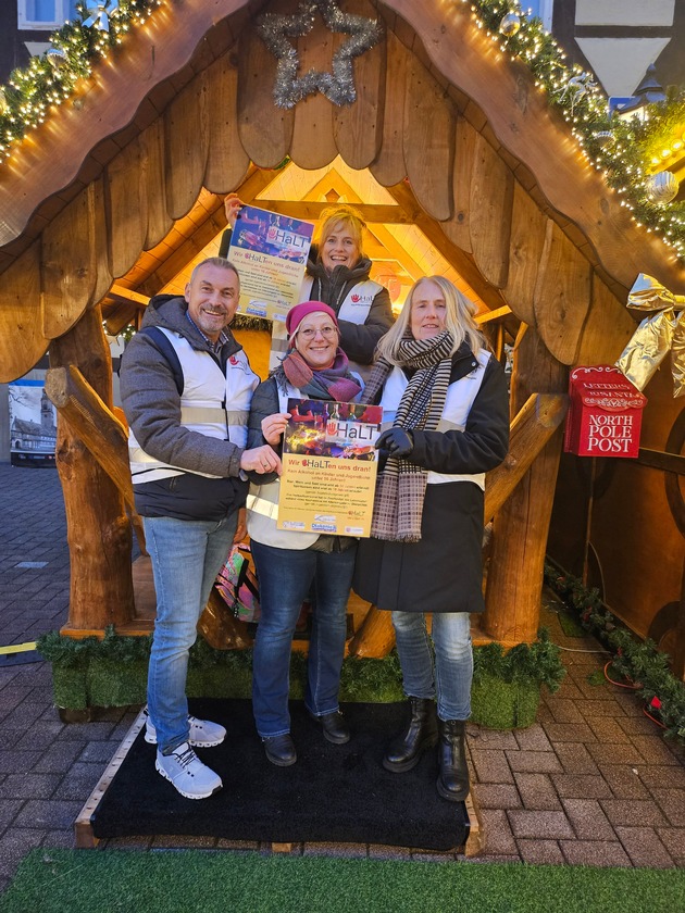 POL-CE: HaLT-Team auf dem Celler Weihnachtsmarkt mit neuen Plakaten unterwegs