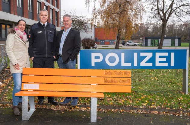 POL-HI: &quot;Kein Platz für Häusliche Gewalt&quot; - Polizei Hildesheim beteiligt sich am Tag zur Beseitigung von Gewalt gegen Frauen