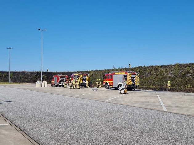 FW-SE: Flächenbrand auf der Autobahn bei Kaltenkirchen