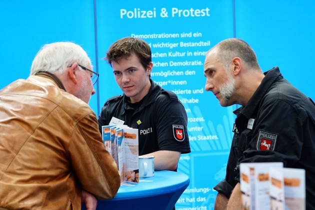POL-AK NI: Demokratiestarke Polizei Niedersachsen auf dem Deutschen Evangelischen Kirchentag in Hannover: Austausch über Protest, gesellschaftlichen Zusammenhalt und die Rolle der Polizei