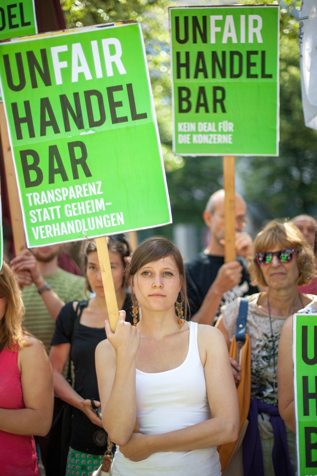 Protestaktion: EU/USA-Freihandelsabkommen als Trojanisches Pferd / Bündnis aus 21 NGOs warnt, der Umwelt- und Verbraucherschutz drohe bei Geheimverhandlungen über TTIP auf der Strecke zu bleiben (BILD)