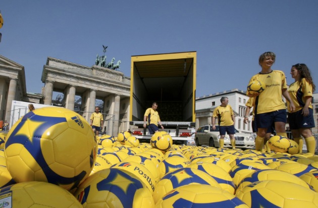 Postbank: Fünftausend Bälle für Berlin / Dankeschön-Aktion für die Berliner Fußball-Fans / Postbank verschenkt 5.000 gelbe Fußbälle vor dem Brandenburger Tor