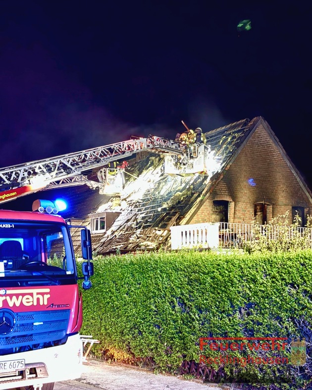 FW-RE: Massiver Wohnungsbrand - eine schwerstverletzte Person durch Kräfte der Feuerwehr gerettet