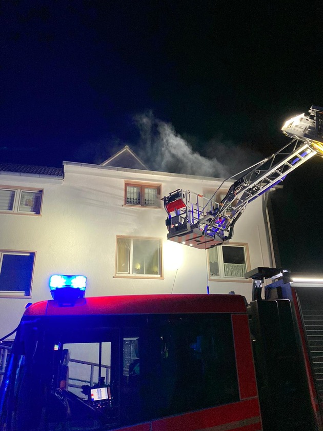 FW-GL: Zimmerbrand in Mehrfamilienhaus in der Stadtmitte von Bergisch Gladbach