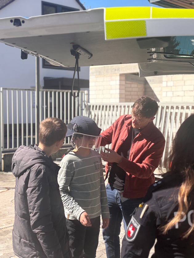 POL-NOM: Blaulicht, Spurensuche und Zukunftspl&auml;ne: 75 Kinder beim Zukunftstag der Polizei