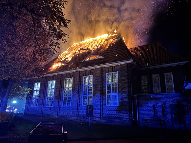 FW-HEI: Feuer zertört denkmalgeschützte Kirche