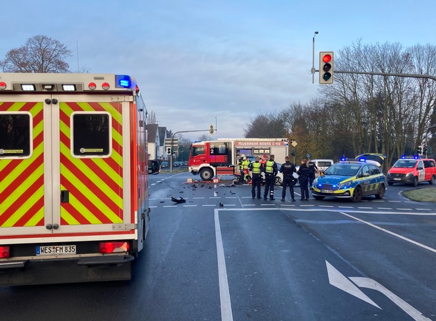 FW Moers: Schwerer Verkehrsunfall mit 2 Verletzten im Kreuzungsbereich