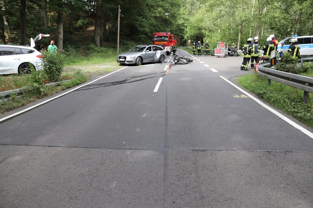 POL-GM: Zusammenstoß zwischen Pkw und Motorrad - Zwei Verletzte