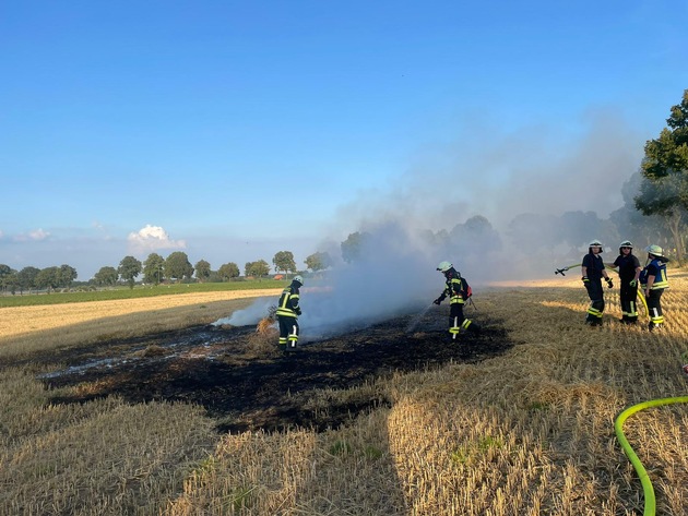 FW-KLE: Ausbreitungsgefahr groß: Freiwillige Feuerwehr Bedburg-Hau trainiert das Löschen von Flächenbränden