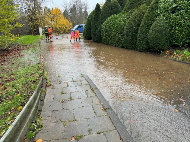 FW-EN: Hohes Einsatzaufkommen - Feuerwehr schützt Wohnhaus vor Wasser