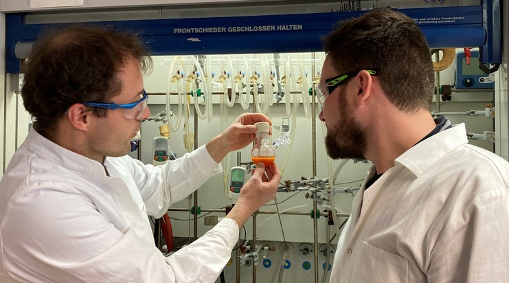 Nachhaltigere Arzneimittelproduktion: VolkswagenStiftung fördert Forschung an biochemischer Fixierung von Schwefeldioxid