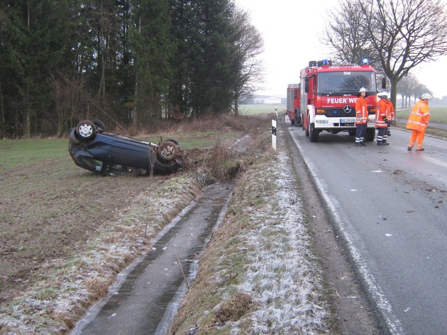 POL-HOL: Eisglätte auf der Landesstraße 583 zwischen Stadtoldendorf und Lobach: Gleich zwei Unfälle innerhalb von eineinhalb Stunden - 53jährige Frau leicht verletzt / Insgesamt 11.000,-- EUR Sachschaden -