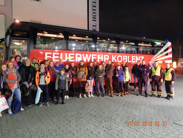 POL-VDKO: Geballter Blaulichteinsatz für gestrandete belgische Bus-Reisegruppe