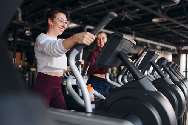 Partnerschaft: Be Strong For Kids-Ehrenamtler:innen trainieren kostenlos bei FitX