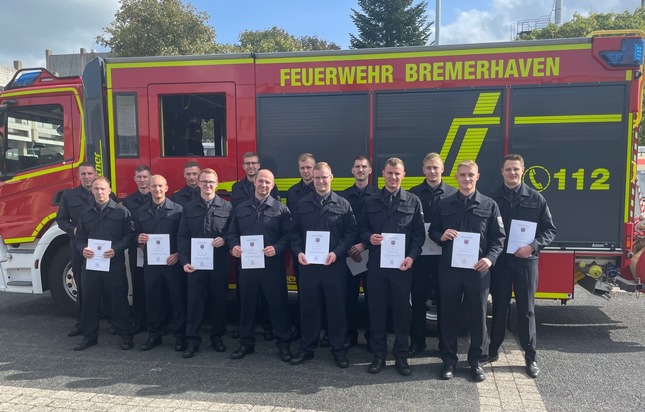 FW Bremerhaven: Feuerwehrakademie Bremerhaven bildet aus - erfolgreiche Prüfung zum Truppführer für 15 angehende Berufsfeuerwehrmänner