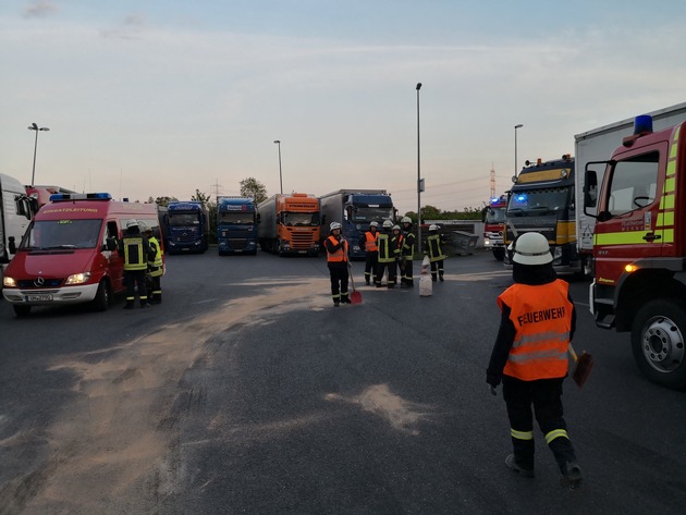 FW-WRN: TH_1 - LKW verliert Öl aus Servolenkung und TH_TÜR - gestürzte verletzte Person in der Wohnung