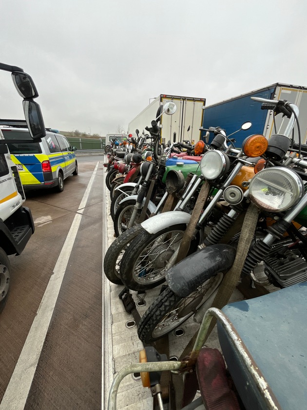 API-TH: 20 Mopeds auf der Autobahn