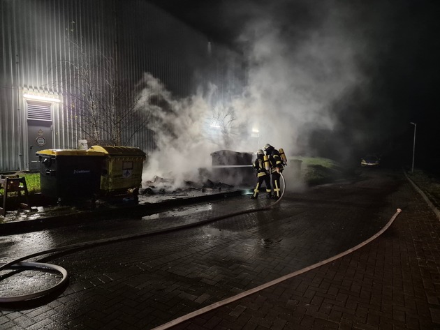 FFW Schiffdorf: Mülltonnen hinter Modegeschäft stehen in Flammen - Aufmerksame Passanten alarmieren die Feuerwehr