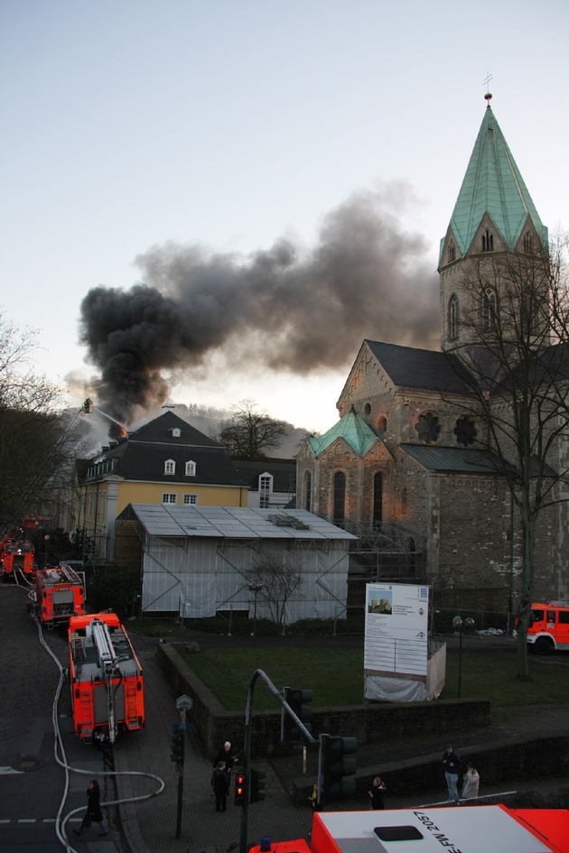 FW-E: Großbrand in Folkwang Hochschule, Dach des Ostflügels Raub der Flammen