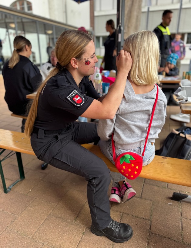 POL-AK NI: Großer Erfolg: Tag der offenen Tür an der Polizeiakademie in Nienburg. Zahlreiche Besucherinnen und Besucher nutzten die Gelegenheit zum Blick hinter die Kulissen.