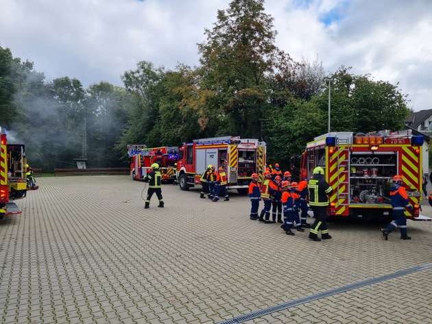 FW Wenden: Brand und mehrere Verletzte bei Grillunfall auf dem Schützenplatz in Hillmicke - Herbstübung der Jugendfeuerwehr