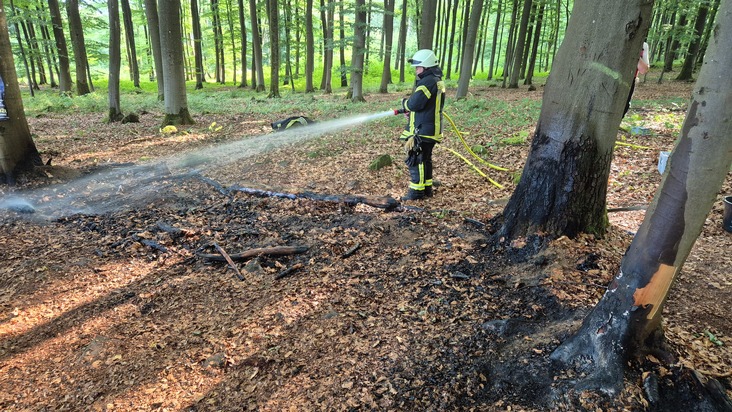 FW VG Westerburg: Aufmerksame Spazierg&auml;ngerin meldet Rauchentwicklung im Wald - Feuerwehr verhindert gro&szlig;en Waldbrand