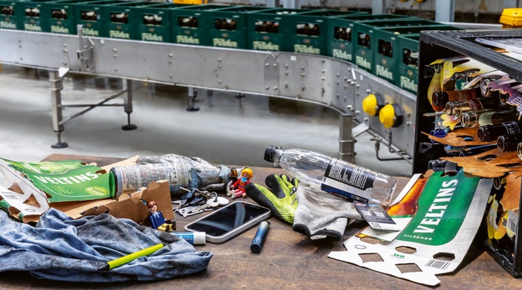 Blick hinter die Kulissen der Veltins-Sortieranlage / Von Smartphone bis Schl&uuml;sselbund: Wo Leergut Ordnung findet und &Uuml;berraschungen auftauchen