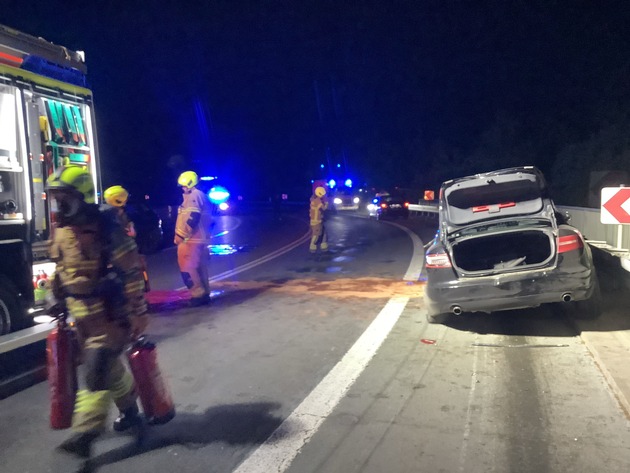 FW Paderborn: Verkehrsunfall von der B64 zur B1 Richtung Salzkotten vier Verletzte nach Alleinunfall