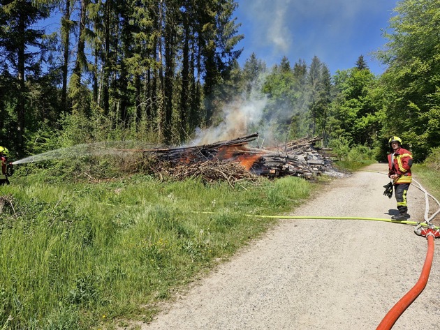 FW Reichenau: Brennenden Holzpolder im Wald gelöscht, Mehrstündiger Einsatz der Feuerwehren aus Reichenau und Konstanz, Reichenau-Waldsiedlung, 01.05.2025