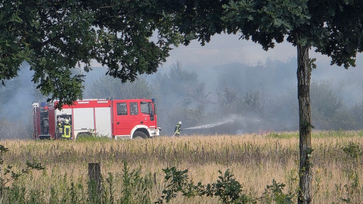 FW Celle: Größerer Vegetationsbrand im Altenceller Feld