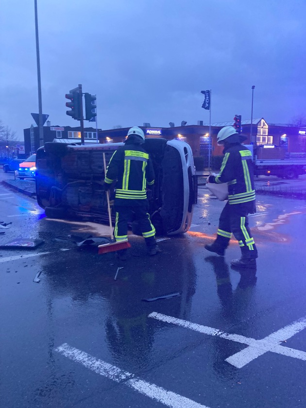 FW-EN: Verkehrsunfall mit 2 Fahrzeugen - Feuerwehr ist gleich zweimal Retter in der Not