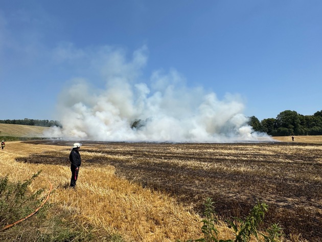 FW-Erkrath: Feuerwehr Erkrath bekämpft Flächenbrand von rund 9.000 m²