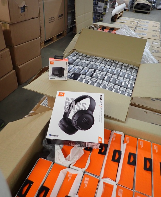 HZA-UL: Verdacht auf Markenf&auml;lschung/Zoll stoppt 2000 Kopfh&ouml;rer und Lautsprecherboxen