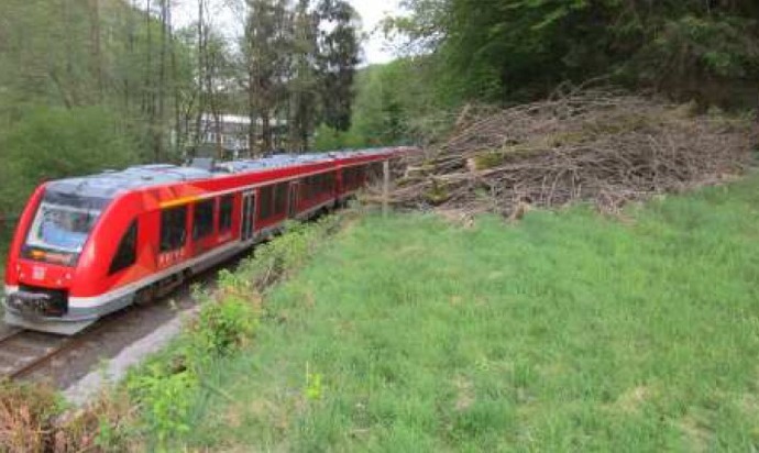 BPOL NRW: Unbekannte legen Baumstumpf auf die Gleise, Bundespolizei leitet Ermittlungen sein