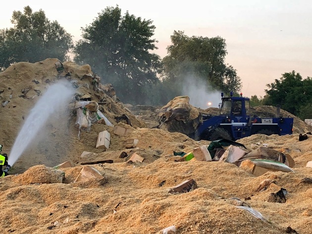 THW-HH MV SH: THW-Räumgruppen unterstützen Lösch- und Räumarbeiten der Feuerwehren beim Brand eines Tierstreulagers in Dorf Mecklenburg (Kreis Nordwestmecklenburg)