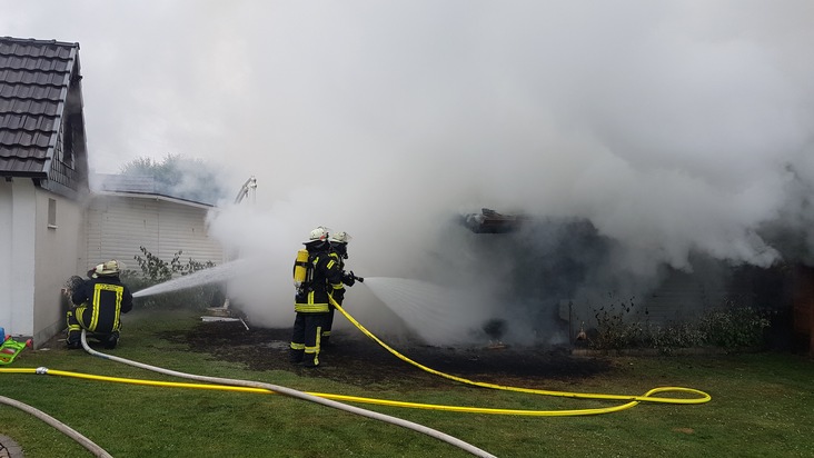 FW Menden: Gartenhaus in Vollbrand