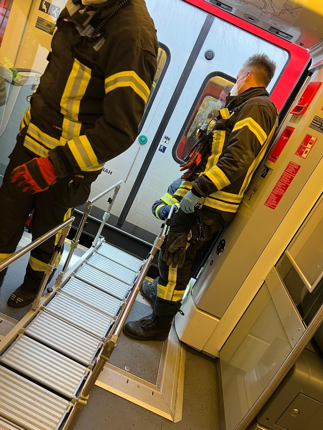 FW-NE: Hilfeleistung auf der S-Bahnstrecke zwischen Neuss und Düsseldorf | 50 Personen betroffen
