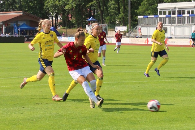 POL-CLP: Lohne - Polizei-Fußball-EM der Frauen in Lohne - 2. Spieltag - Deutschland gewinnt erneut 7-0