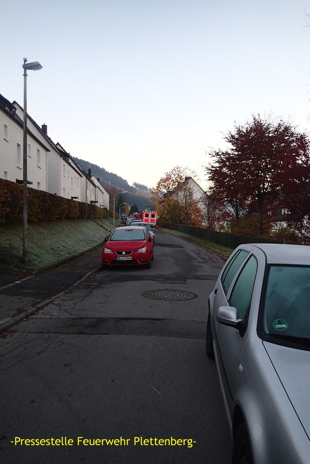 FW-PL: Rauch drang aus Wohnung in der Rheinlandstraße im OT Stadtmitte. Rauchmelder warnten Bewohner. Probleme bei der Anfahrt der Feuerwehr