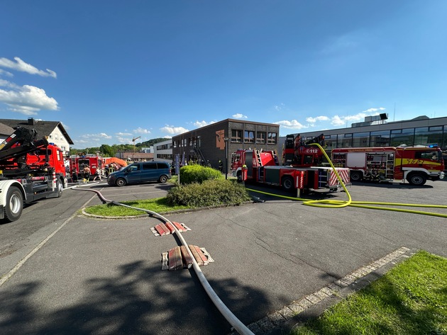 FW VG Westerburg: Feuer in Förderschule in Westerburg - Rauchwolke weit über das Stadtgebiet hinaus zu sehen