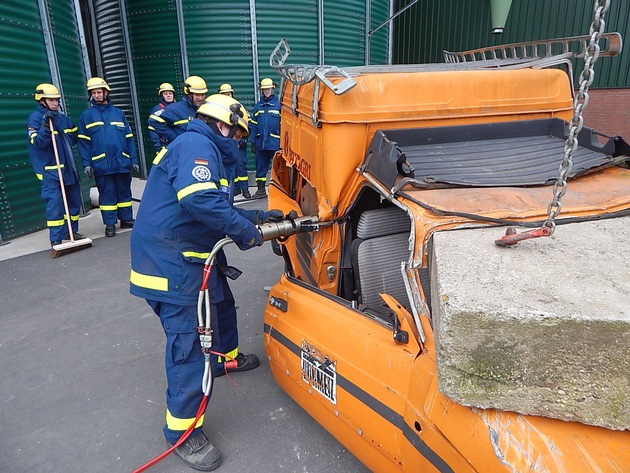 FW-KLE: Entscheidungen in Sekunden - Freiwillige Feuerwehr Bedburg-Hau und THW Kleve trainieren den Ernstfall