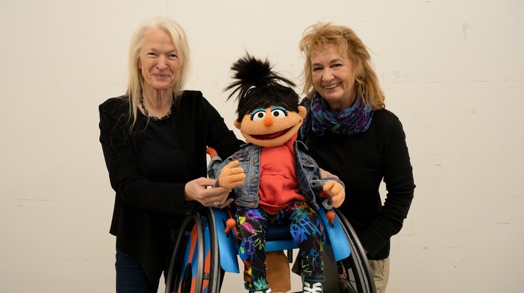 "Sesamstraßen"-Bewohnerin Elin bekommt einen neuen Rollstuhl