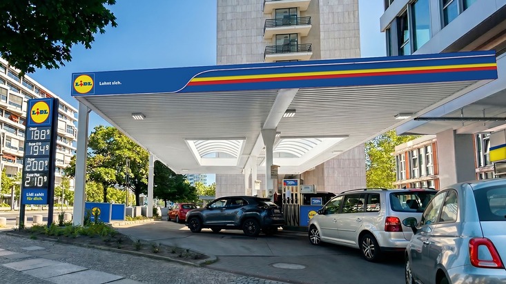 Lidl: Kostenlos tanken mit Lidl / Weitere Spar-Aktionen an Zapf- und Lades&auml;ule - 38 Prozent Rabatt f&uuml;r E-Autofahrer