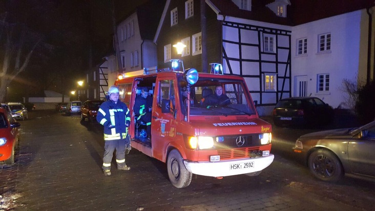 FW-AR: Feuerwehr bewahrt altes Fachwerkhaus auf der Neheimer Burgstraße vor größerem Schaden