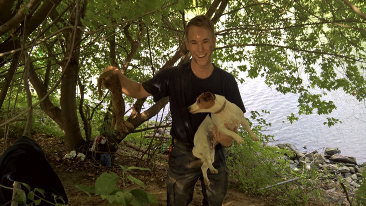 FW-GE: Feuerwehr rettet Jack Russel Terrier aus Erdbau