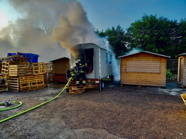 FW-EN: Bauwagen brannte auf Abenteuerspielplatz - Sieben Einsätze für die Feuerwehr am Wochenende