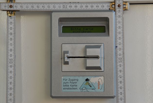 POL-CUX: Drei Tatverdächtige beim Ausspähen von Kundendaten an Geldautomat auf frischer Tat festgenommen (Bildanlagen der sichergestellten Technik)