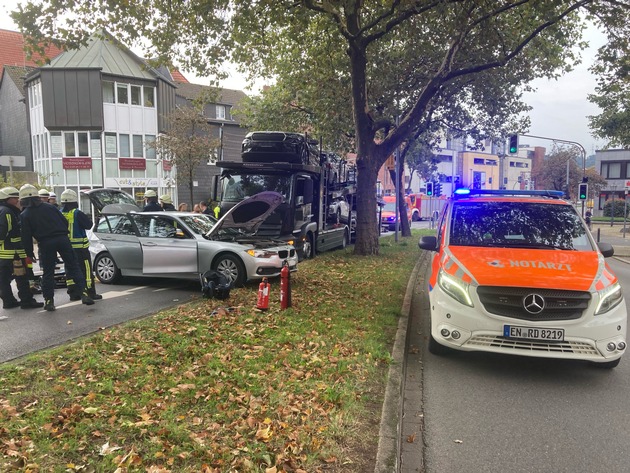 FW-EN: Verkehrsunfall zwischen LKW und PKW