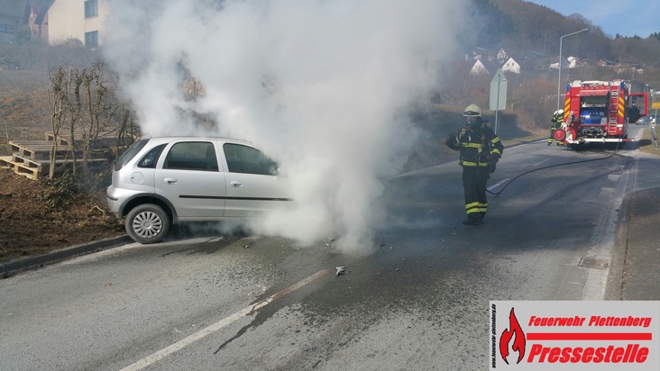 FW-PL: OT-Eiringhausen. Plötzlich schlugen Flammen aus dem Motorraum. Feuerwehr löschte Fahrzeugbrand